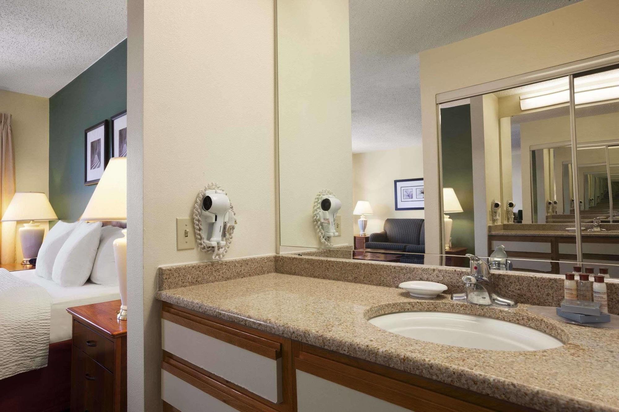 Hawthorn Suites By Wyndham Philadelphia Airport Экстерьер фото